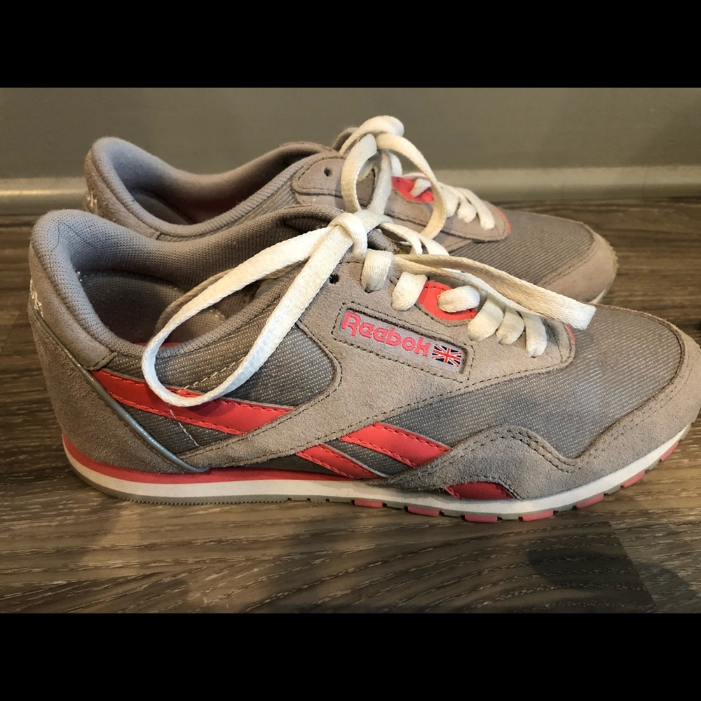 Tennis shoes